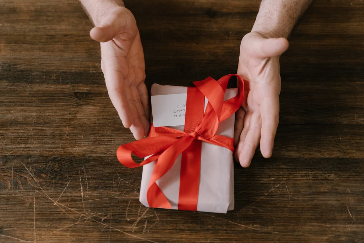 Spersonalizowane prezenty – doradzamy co i kiedy wręczyć
