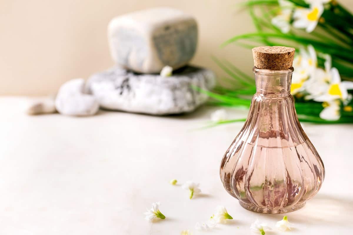 Perfumy na lato – jakich zapachów używać w czasie upałów?