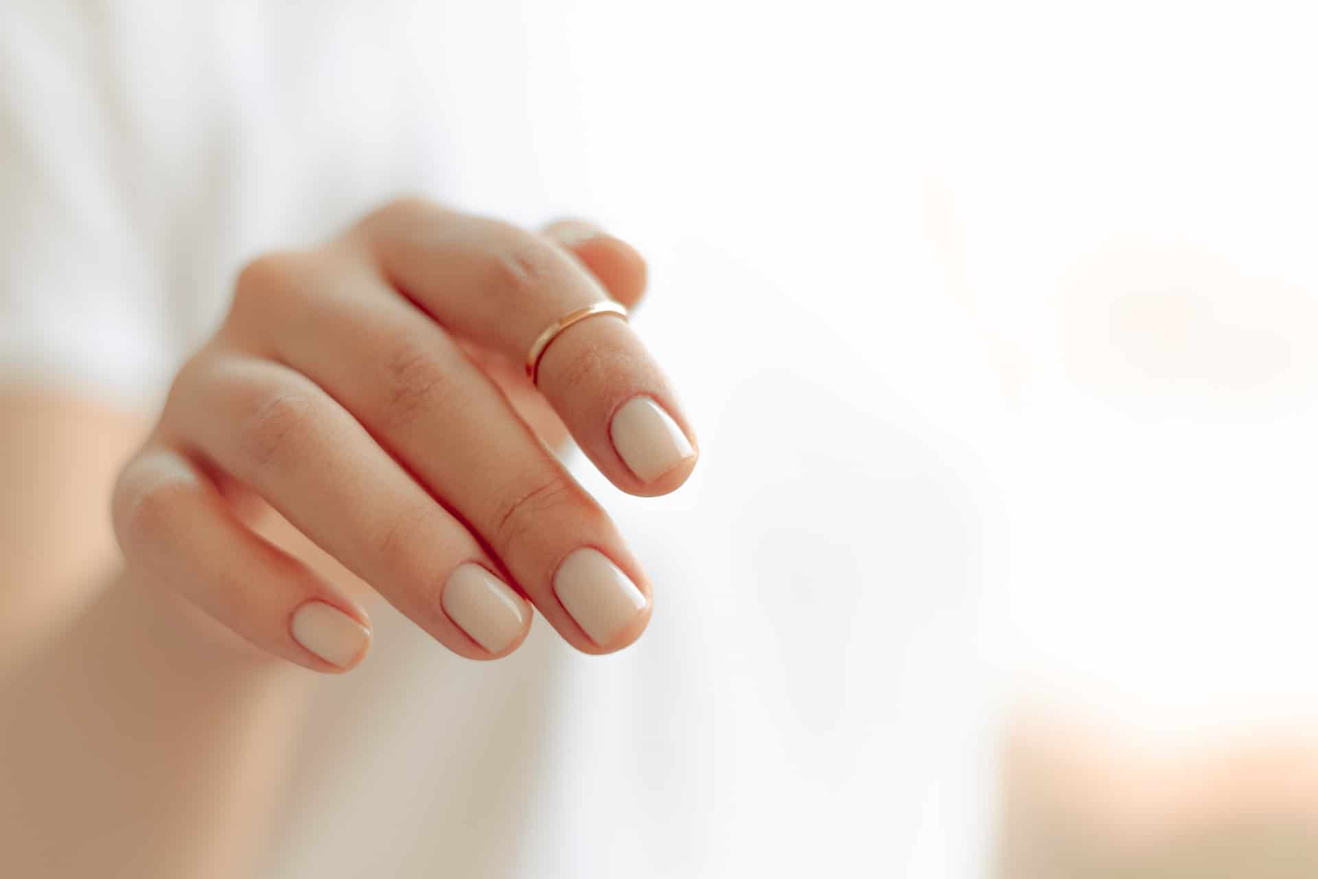 Jak dbać o paznokcie po ściągnięciu hybryd?