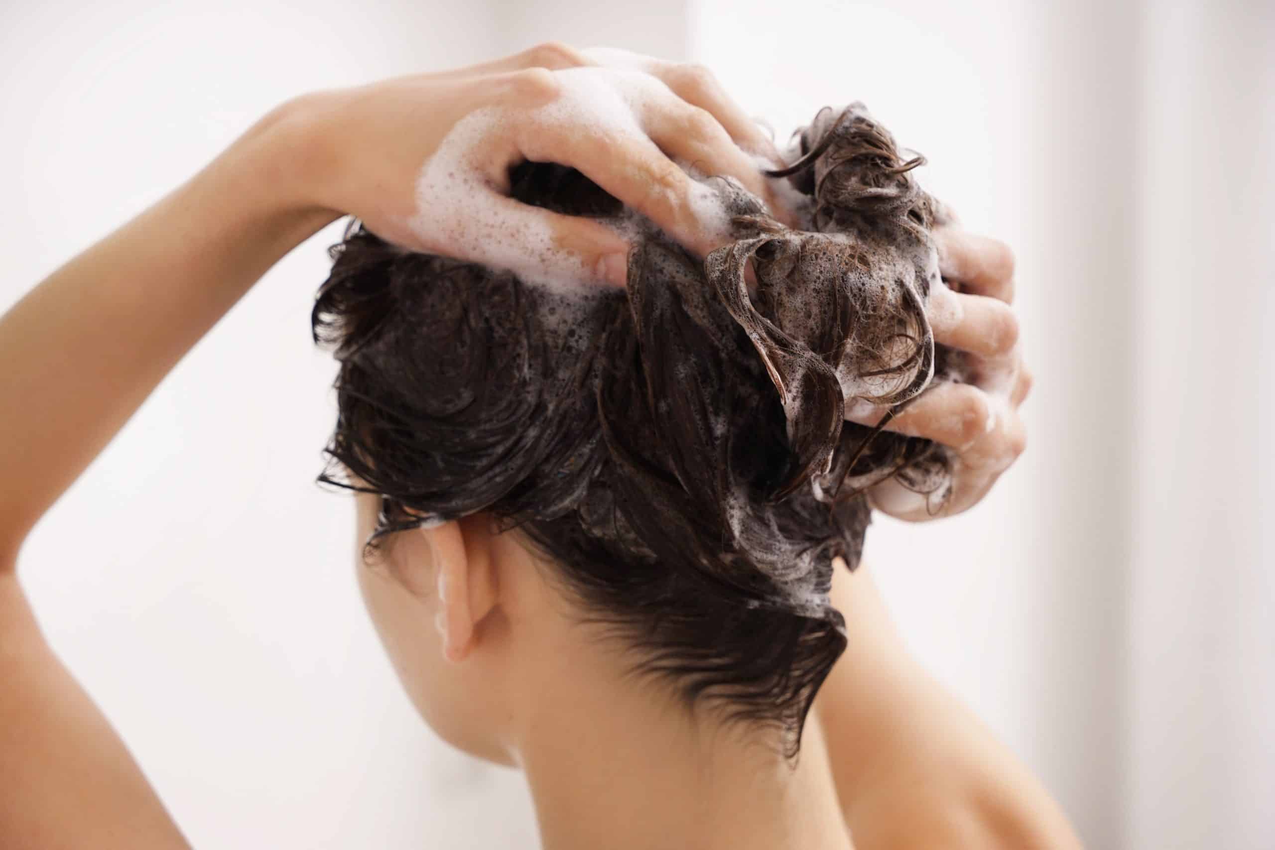 Jak wybrać szampon na słabe, wypadające włosy?