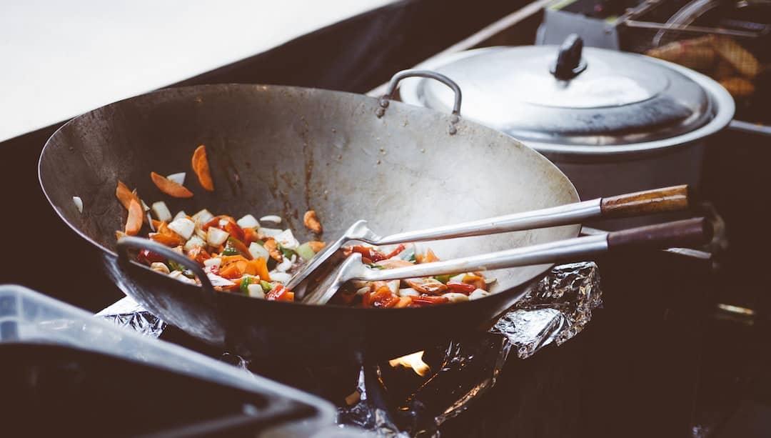 Jak wybrać odpowiedni sprzęt kuchenny do utrzymania temperatury posiłków i szybkiego gotowania?