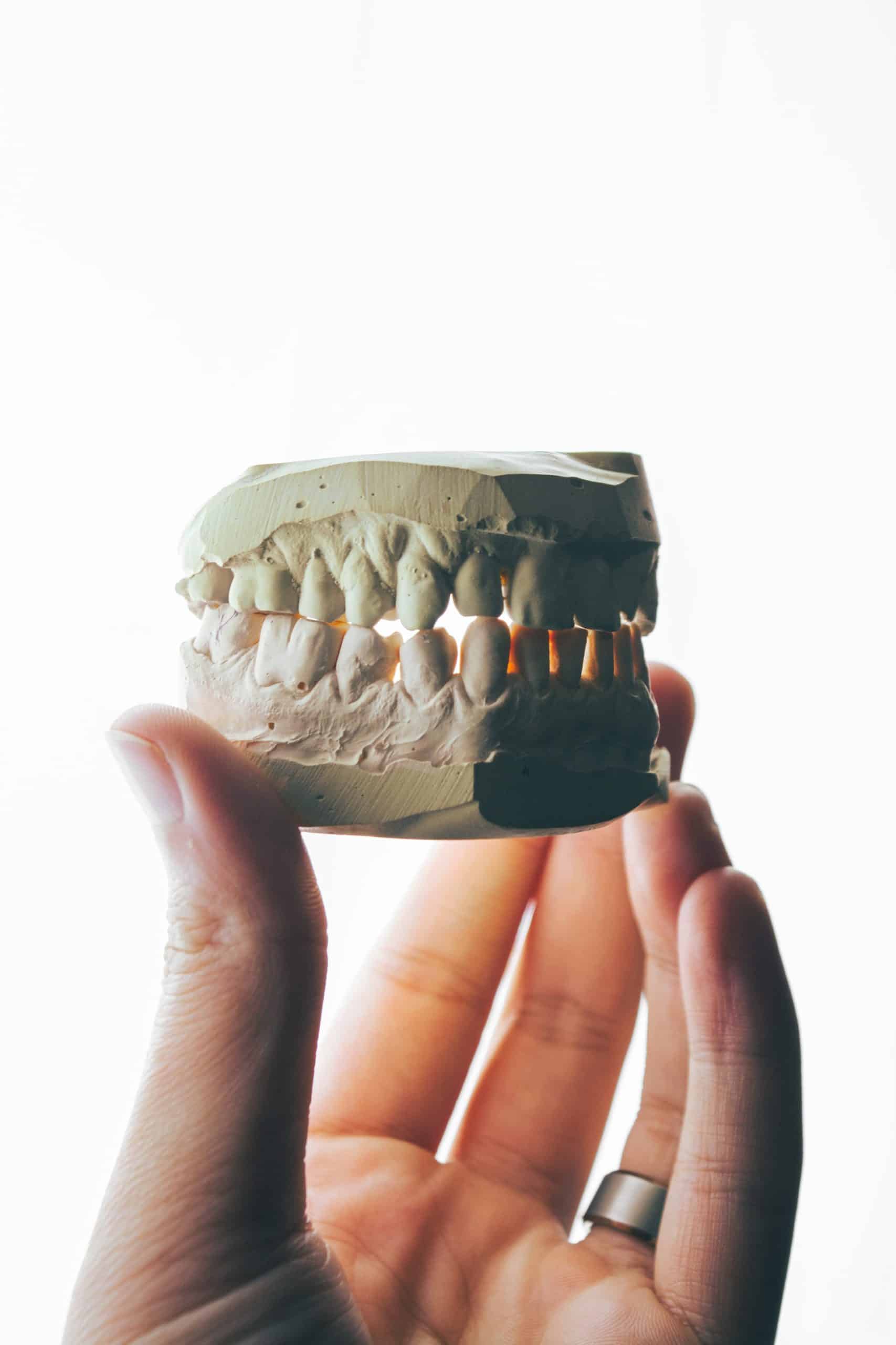 Rodzaje całkowitych protez zębowych