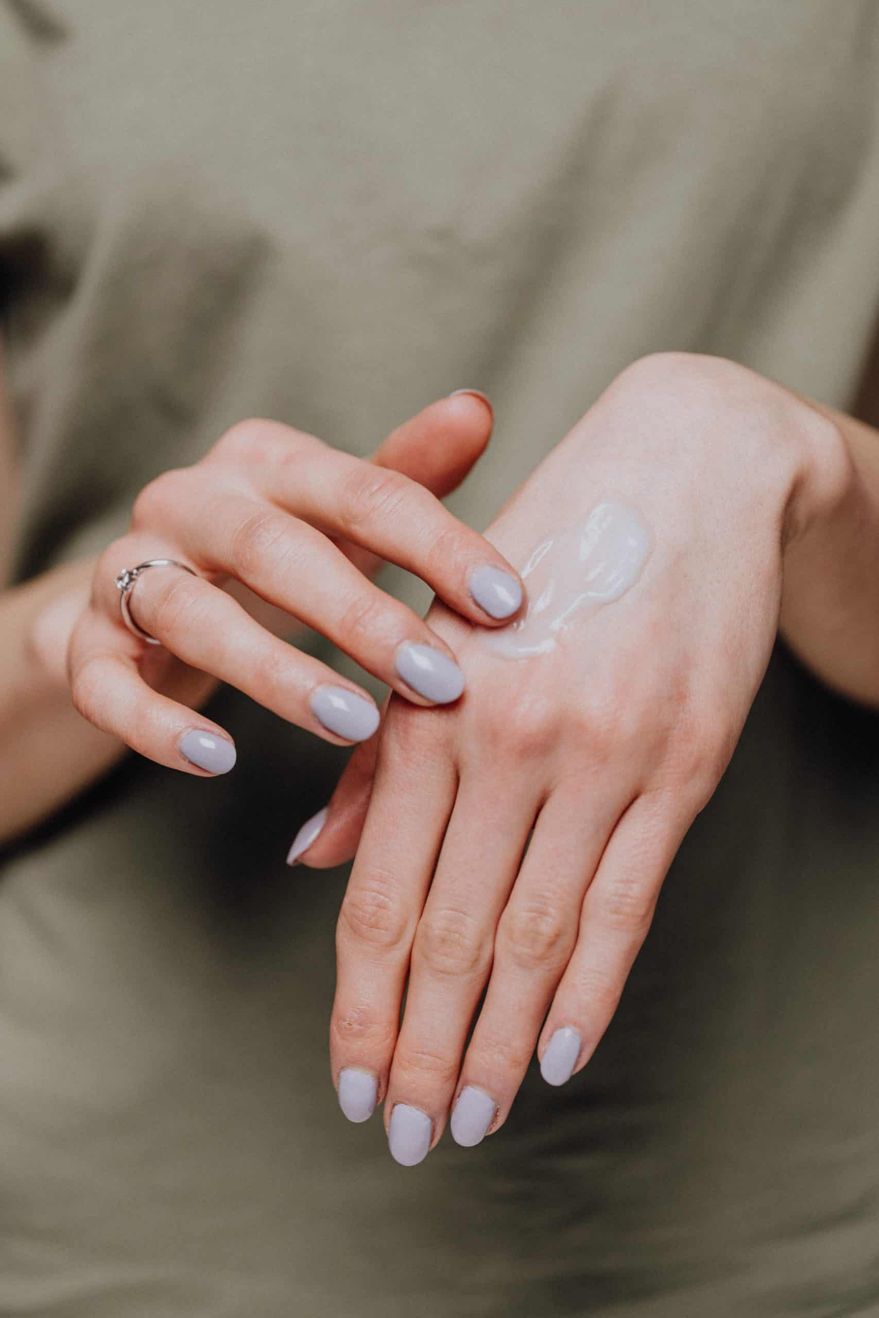 Sucha skóra dłoni – jakie kremy rzeczywiście pomagają?