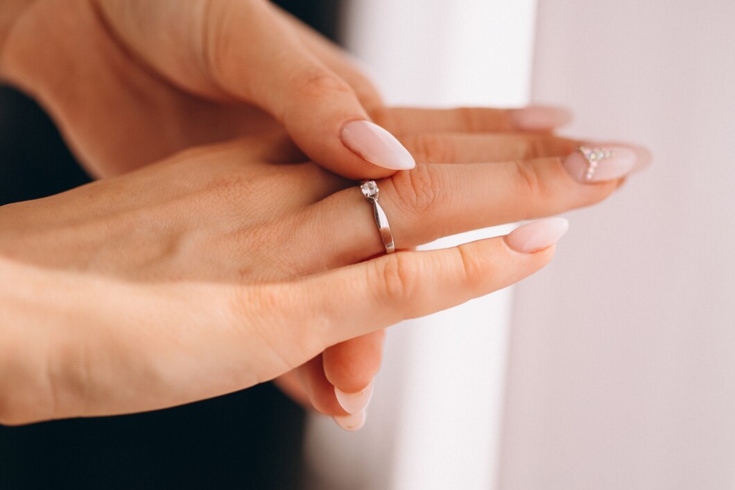 Jak wybrać pierścionek zaręczynowy bez dodatkowych ozdób?