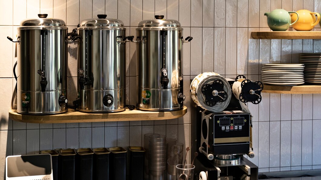 Jak wybrać niezawodne urządzenia do przygotowania kawy, serwowania piwa i pieczenia chleba?