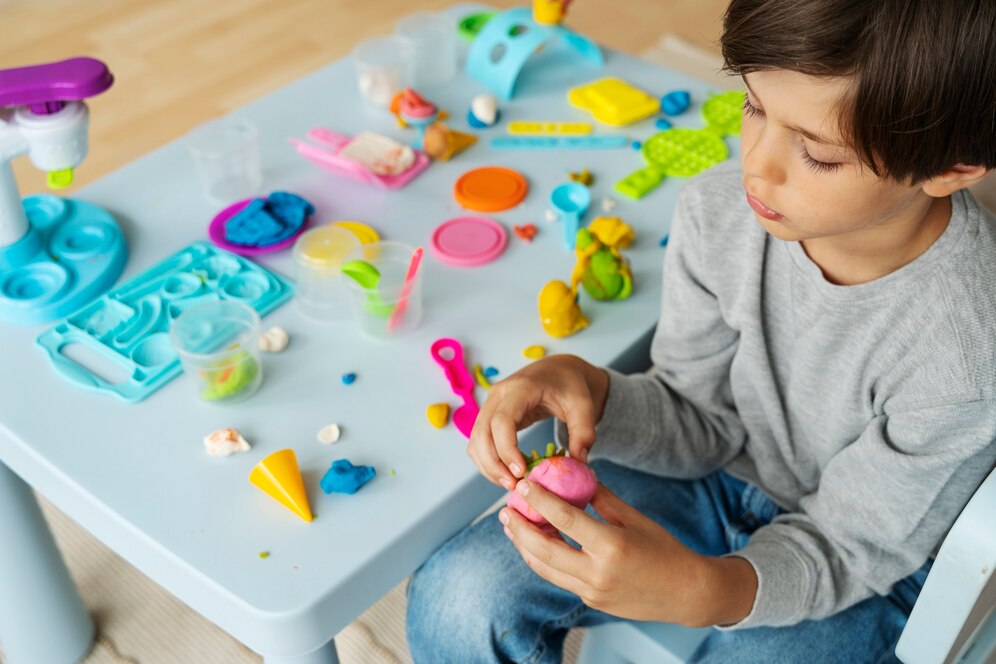 Jak rozwijać zmysły dziecka poprzez zabawy sensoryczne?