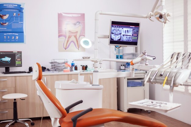 Jak wybrać odpowiednią klinikę stomatologiczną dostosowaną do Twoich potrzeb?