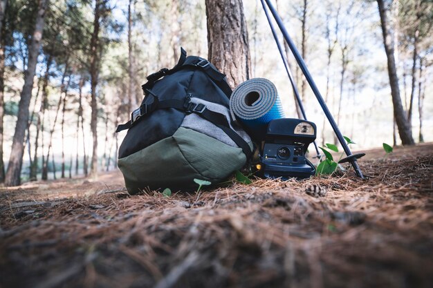 Jak wybrać idealny sprzęt outdoorowy na pierwszą wyprawę survivalową?